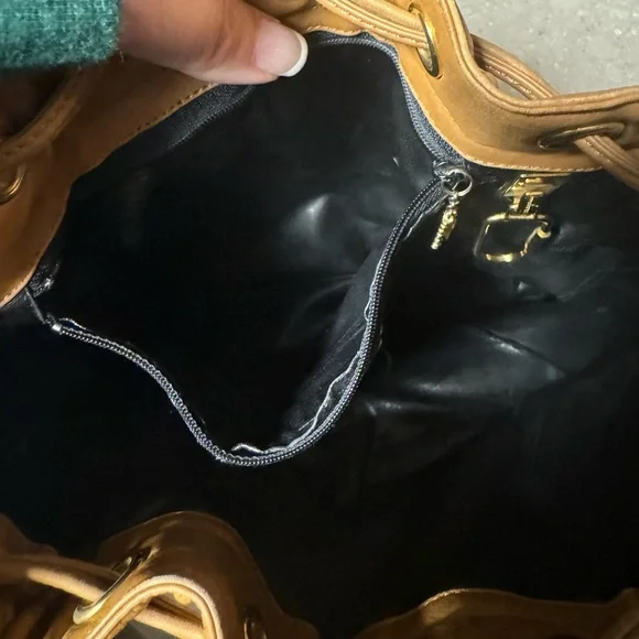 ❌SOLD❌ Salvatore Ferragamo Leather Drawstring Shoulder Bag - Picture 3 of 7